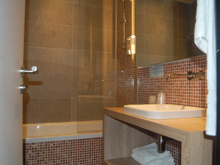 Salle de bain baignoire suite hôtel Jean Bart 2 étoiles paris 6 rive gauche